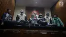 Petugas menunjukkan barang bukti uang sitaan dari operasi tangkap tangan (OTT) Jambi di Gedung KPK, Jakarta, Rabu (29/11). Bukti tersebut merupakan hasil OTT tindak pidana suap pengesahan RAPBD Provinsi Jambi tahun 2018. (Liputan6.com/Faizal Fanani)
