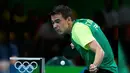 Atlet Tenis Meja asal Brasil, Hugo Calderano berusaha memukul bola saat melawan Par Gerell dari Swedia pada cabang tenis meja tunggal putra Olimpiade Rio 2016 di Rio de Janeiro, Brasil, (7/8). (REUTERS/Alkis Konstantinidis)
