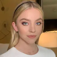 Contoh Mata Doe Eyes, Artis Sidney Sweeney (Dok: Byrdie.com)