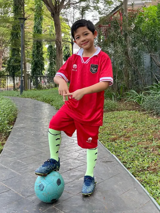 Arsya Hermansyah terpilih menjadi salah satu pendamping Garuda di laga Indonesia versus Irak. [Foto: Instagram/ashanty_ash]