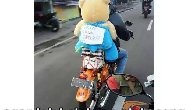 6 Potret Orang Bonceng Boneka Ini Kocak Banget, Sudah Kelamaan Jomblo
