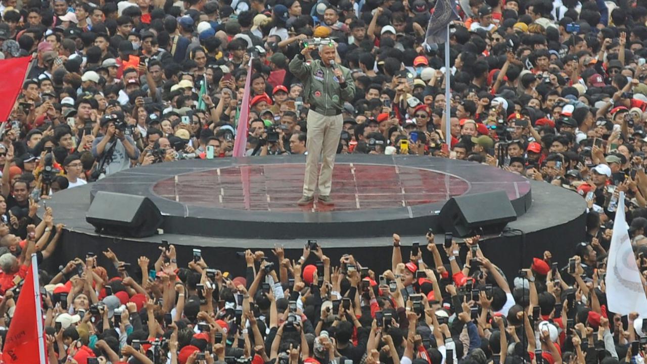 Selain itu, Ganjar juga menyinggung soal kebebasan bersuara di Pilpres 2024.<br><br>Dirinya menegaskan, bahwa rakyat bukanlah seekor ayam. Masyarakat bisa menentukan sendiri suaranya hingga nasibnya ke depan.<br>(Foto: merdeka.com / Arie Basuki)<br><br>