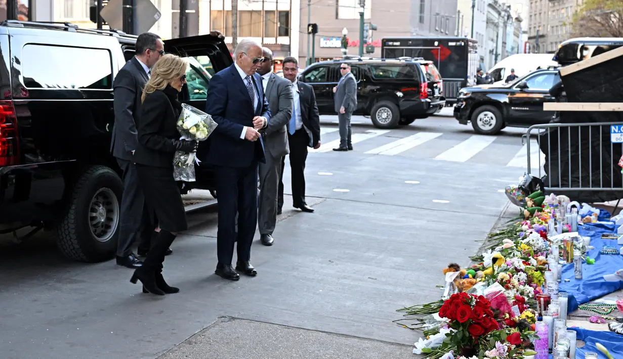 Presiden Amerika Serikat (AS) Joe Biden bersama Ibu Negara Jill Biden tiba untuk meletakkan bunga dan memberikan penghormatan kepada para korban serangan truk pada 1 Januari di tugu peringatan di Bourbon Street, New Orleans, Louisiana, pada 6 Januari 2025. (ROBERTO SCHMIDT/AFP)
