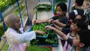 Inisiatif ini bertujuan untuk meningkatkan kesadaran akan ketahanan pangan dan keberlanjutan lingkungan di area perkotaan padat. Tampak dalam foto, pelajar dari salah satu sekolah dasar menyimak penjelasan terkait pola dan sistem pertanian hidroponik di Ladang Farm, Lebak Bulus, Jakarta, Kamis (30/4/2026). (merdeka.com/Arie Basuki)