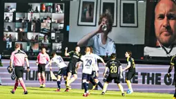 Suasana pertandingan AGF Aarhus melawan Randers FC pada laga Liga Denmark di Stadion Ceres Park (28/5/2020). Liga Denmark menghadirkan penonton virtual di stadion dengan aplikasi video Conference. (AP/Ritzau Scanpix - Henning Bagger)