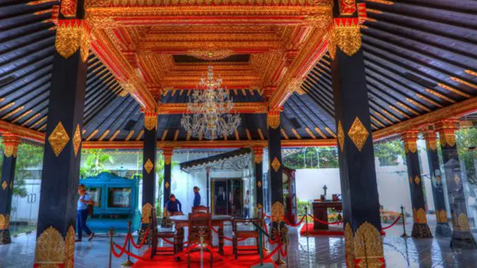 Pernikahan lebih sakral dengan tema keraton/copyright: indonesia-tourism.com