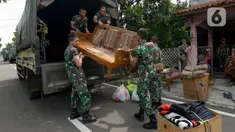 Sejumlah prajurit TNI Kodam Jaya memindahkan barang-barang milik warga saat proses pengosongan rumah dinas Kodam Jaya di Jakarta Pusat, Kamis (30/1/2020). Sebanyak 10 rumah dikosongkan karena penghuni tidak memiliki hak izin tinggal di rumah tersebut. (merdeka.com/Imam Buhori)