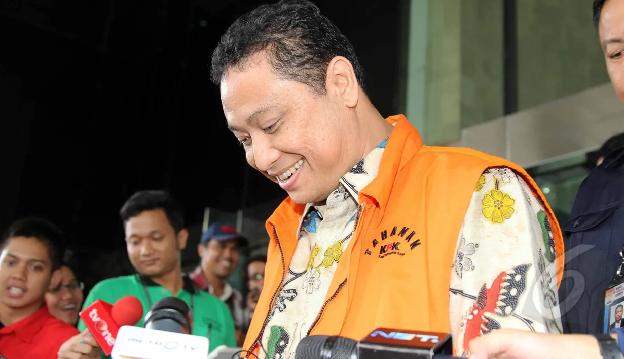 Direktur PT Bursa Berjangka Jakarta (BBJ) Bihar Sakti Wibowo berjalan keluar Gedung KPK usai menjalani pemeriksaan, Jakarta, Selasa (28/4/2015). Bihar hanya memperlihatkan senyumnya usai menjalani pemeriksaan.(Liputan6.com/Helmi Afandi)