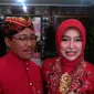 Bupati Cirebon Sunjaya Purwadisasatra bersama sang istri. (Liputan6.com/Panji Prayitno)