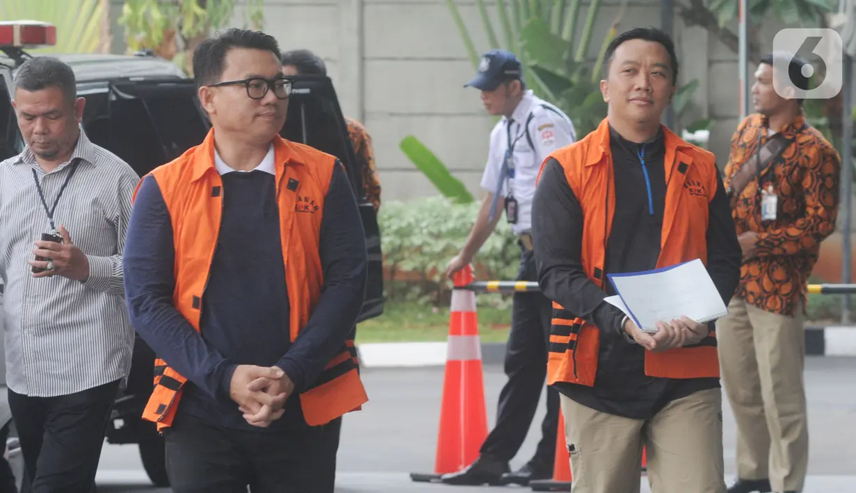 Direktur Utama (Dirut) Perum Perikanan Indonesia, Ristanto Suanda (kiri) dan Mantan Menteri Pemuda dan Olahraga (Menpora), Imam Nahrawi (kanan) berjalan akan menjalani pemeriksaan oleh penyidik di Gedung KPK, Jakarta, Rabu (27/11/2019). (merdeka.com/Dwi Narwoko)