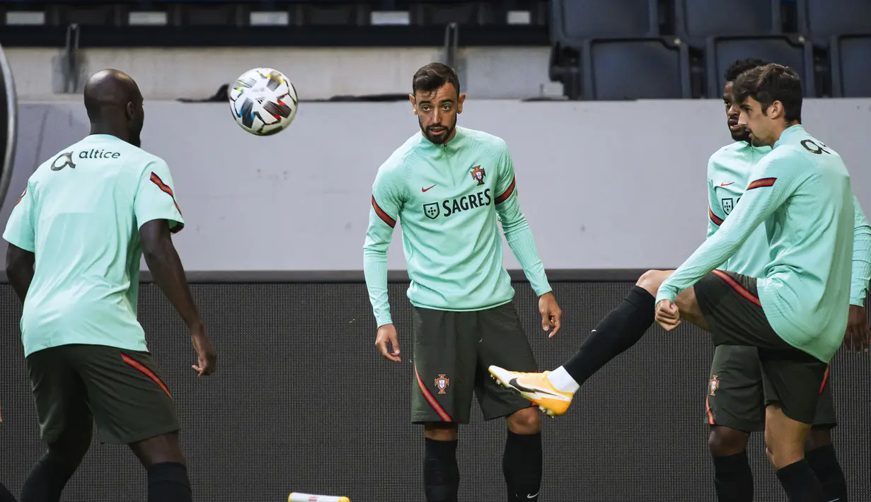 Pemain Portugal, Bruno Fernandes, saat menjalani sesi latihan jelang berlaga di UEFA Nations League 2020 di Friends Arena, Swedia, Selasa (8/9/2020). Portugal akan berhadapan dengan Swedia. (AFP/Jonathan Nackstrand)
