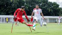 Pemain Timnas Amputasi Indonesia, Agung Rizki Satria (kiri) berusaha mengumpan bola dibayangi pemain Iran dalam laga Grup A Kualifikasi Piala Dunia Amputasi 2026 di Stadion Madya, Senayan, Jakarta, Kamis (13/11/2025). (Bola.com/Bagaskara Lazuardi)