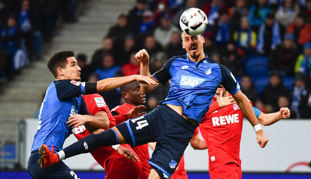 Pemain Hoffenheim, Sandro Wagner (kanan) ikut bersaing memperbutkan puncak klasemen topskor Bundesliga, hingga pekan ke-18 Sandro Wagner telah mencetak 10 gol untuk timnya. (EPA/Uwe Anspach)