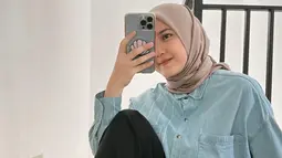 Sejak putuskan berhijab, istri Annov Hari Prabowo ini makin anggun dan memesona. Meski penampilannya satu ini tampak simpel hanya dengan memadukan kemeja, celana kulot dan jilbab segi empat, namun gaya berpakaian Annissa Soebandono modis dan kekinian. Selain kerap dipuji cantik, paras Annissa Soebanono juga sering disebut manis oleh warganet. (Liputan6.com/IG/@annissanns)