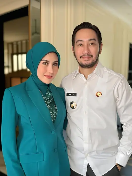 Keputusan Syahnaz untuk lebih fokus mendukung Jeje Govinda terlihat dalam langkahnya mengambil cuti dari dunia hiburan. Ia mengungkapkan bahwa peran barunya sebagai Ketua Dekranasda dan Tim Penggerak Posyandu membutuhkan perhatian penuh. Dengan dedikasi tersebut, Syahnaz berharap dapat memberikan kontribusi nyata bagi masyarakat Bandung Barat.  (Liputan6.com/IG/@ritchieismail)