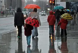 Malam hari nanti beberapa wilayah di Jabodetabek akan turun hujan. Apakah wilayah tempat tinggal kamu juga termasuk? Cari tahu di sini.
