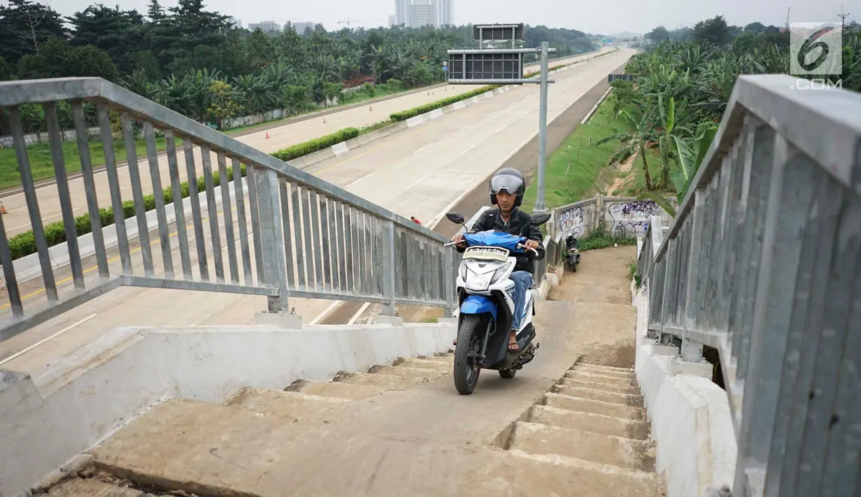 Pengendara sepeda motor melintasi JPO yang melintang di atas Tol Cijago Seksi II di Depok, Jawa Barat, Rabu (15/5). Meskipun berbahaya, namun curamnya akses JPO tidak menjadi penghalang bagi sebagian pemotor untuk menyeberang agar dapat memersingkat waktu tempuh. (Liputan6.com/immanuel Antonius)