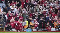 Dominik Szoboszlai merayakan golnya ke gawang Arsenal bersama para pendukung Liverpool (AP Photo/Jon Super)