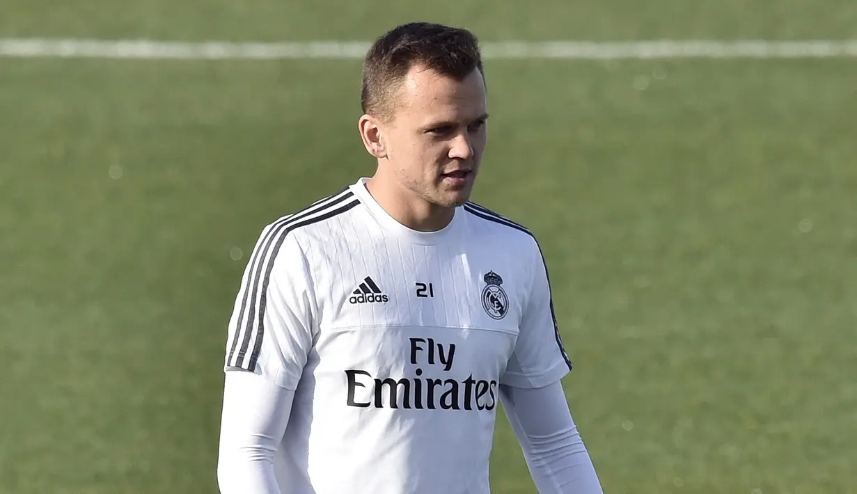 Pemain Real Madrid, Denis Cheryshev saat mengikuti latihan bersama rekannya di Valdebebas Training Ground, Madrid, Jumat (4/12/2015). (AFP Photo/Gerard Julien)