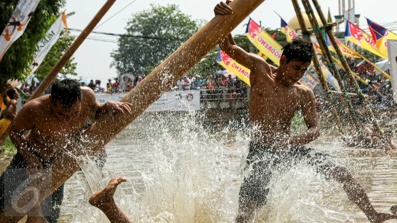 20150817-Keceriaan Peserta Lomba Panjat Pinang di Bantaran Kalimalang-Jakarta
