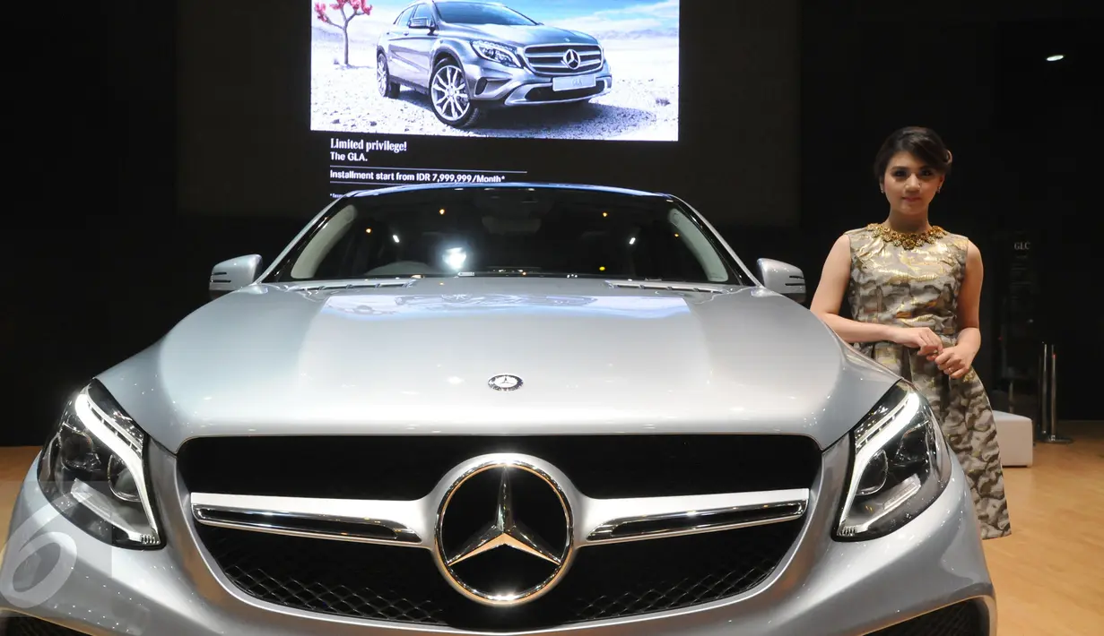 Seorang model bergaya di sisi kendaraan Mercedes Benz GLE Couple yang dipamerkan di Jakarta Auto Show 2015, Rabu (28/10/2015). Mercedes Benz GLE Couple dibanderol dengan harga sekitar 1,559 miliar rupiah. (Liputan6.com/Helmi Fithriansyah)