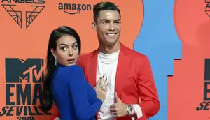 Cristiano Ronaldo bersama kekasihnya, Georgina Rodriguez, berpose usai menghadiri acara MTV Europe Music Awards di Sevilla, Spanyol (3/10/2019). (AFP/Cristina Quicler)