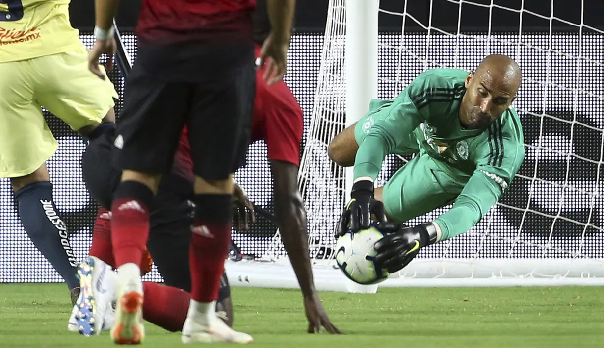 Kiper Man. United, Lee Grant (kanan) mengamankan bola sepakan pemain Club America pada laga uji coba di University of Phoenix Stadium, Glendale, Arizona, (19/7/2018). MU bermain imbang 1-1. (AP/Ralph Freso)