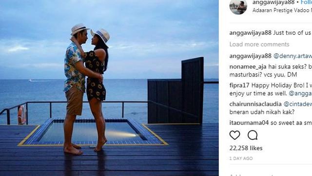 Seksinya Baju Pantai Dewi Perssik Nikmati Honeymoon di Maldives