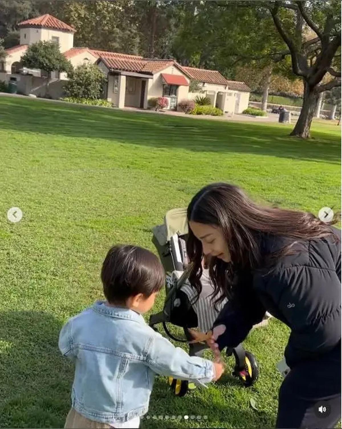 6 Potret Nikita Willy Usai Melahirkan, Perdana Ajak Baby Nael Jalan-Jalan