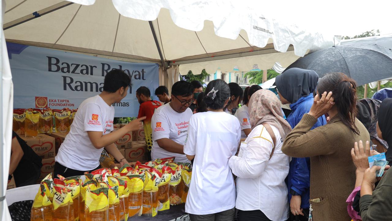 Hujan Tak Halangi Antusiasme Warga, 11.000 Paket Sembako Bazar Ramadan Ludes