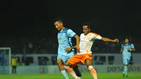 Pemain sayap Persela Lamongan, Zainal Arifin berebut bola dengan pemain Perseru Serui dalam laga yang berakhir dengan skor 2-0 di Stadion Surajaya, Lamongan, Kamis (17/6/2016) malam WIB. (Bola.com/Fahrizal Arnas)