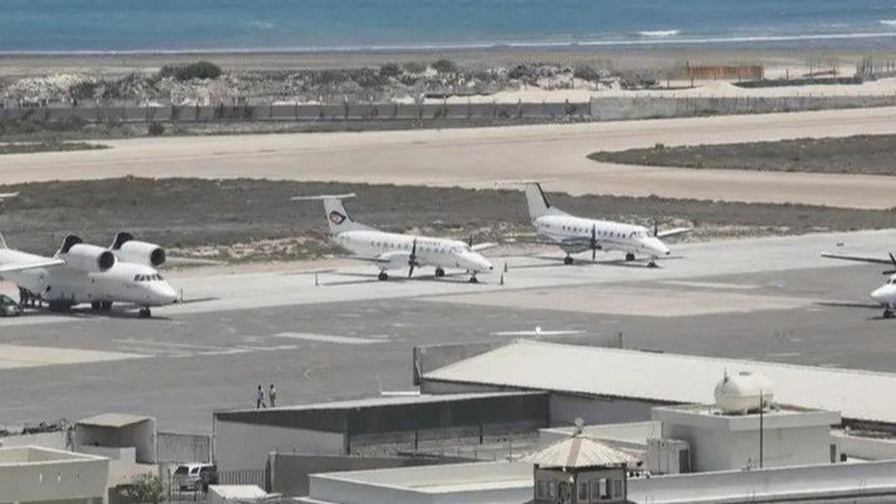 Pilot juga tidak melaporkan ada masalah dengan pesawat itu sebelum terjadi kecelakaan, kata otoritas.
Seorang pejabat mengatakan, penyelidikan awal mengarah pada kesalahan pilot.
Penyebab insiden itu dilaporkan melibatkan roda pendaratan yang tidak berf