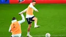 Gelandang Spanyol, Saul Niguez mengumpan bola saat mengikuti latihan tim di Stadion Wanda Metropolitano di Madrid (17/11/2019). Spanyol akan bertanding melawan Rumania pada Grup F Kualifikasi Piala Eropa 2020. (AFP Photo/Gabriel Bouys)