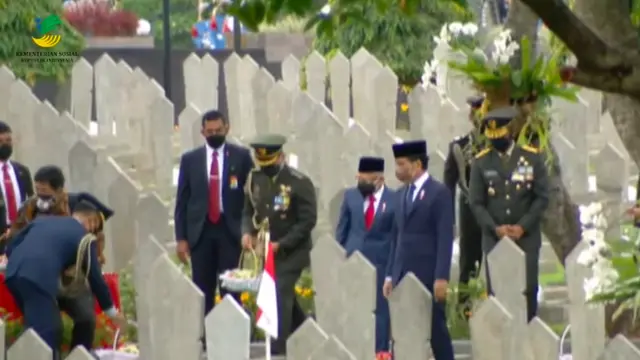 Presiden Jokowi dan Wakil Presiden Ma'ruf Amin menuju ke pemakaman pahlawan untuk menaburkan bunga. (Istimewa)
