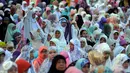 Ribuan muslimah bersiap melaksanakan Salat Idul Fitri 1437 H di Kebun Raya Bogor, Rabu (6/7). Tahun ini merupakan yang kedua kali Pemkot Bogor menyelenggarakan Salat Id yang dipusatkan di Kebun Raya. (Liputan6.com/Helmi Fithriansyah)