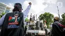 Massa Gerakan Pekerja Muslim Indonesia (GPMI) menyampaikan orasi saat aksi solidaritas untuk Palestina di kawasan Thamrin, Jakarta, Jumat (28/5/2021). Massa yang datang terlihat menggunakan atribut Palestina seperti bendera besar dan syal. (Liputan6.com/Faizal Fanani)