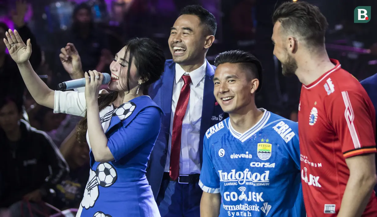 Penyanyi, Via Vallen mengajak pemain Persija Jakarta, Marko Simic dan pemain Persib Bandung, Kim Kurniawan berjoget saat peluncuran Liga 1 2018 di Studio 5 Indosiar, Jakarta, Senin (19/3/2018). (Bola.com/Vitalis Yogi Trisna)