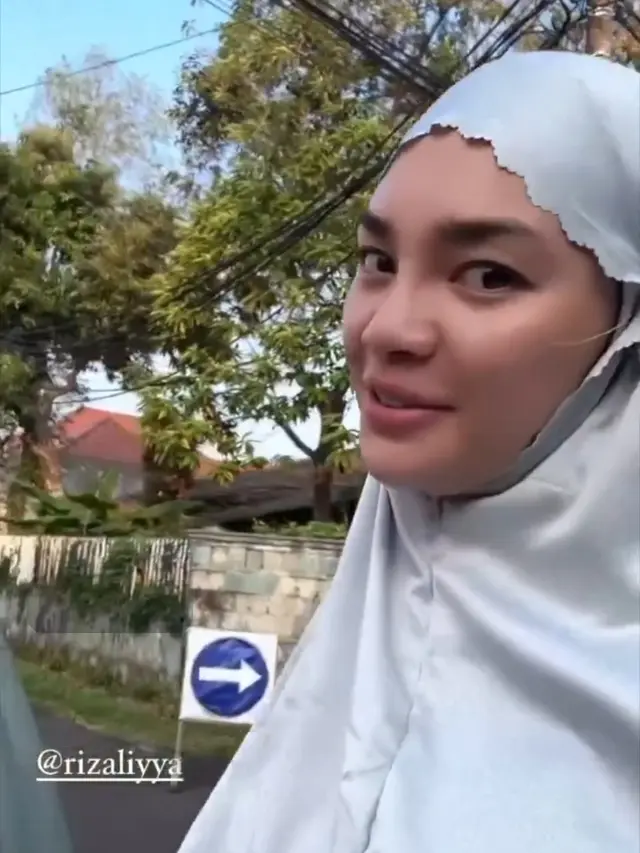 Violenzia Jeanette Berhijab