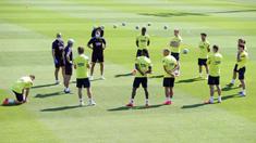 Pemain Barcelona FC saat mengikuti sesi latihan di Ciutat Esportiva Joan Gamper, Sant Joan Despi, Senin (18/5/2020). Barcelona terus matangkan latihan jelang kembali bergulirnya kompetisi La Liga.(AFP/Handout/FC Barcelona/Miguel Ruiz)