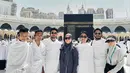 Reza Rahadian mengenakan baju ihram berwarna putih dan sunglasses. [Foto: Instagram/alfiealfandy]