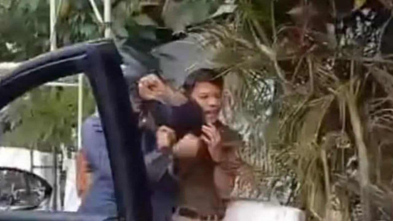 Aksi pemotor memiting leher pemobil itu terekam video dan viral di media sosial.