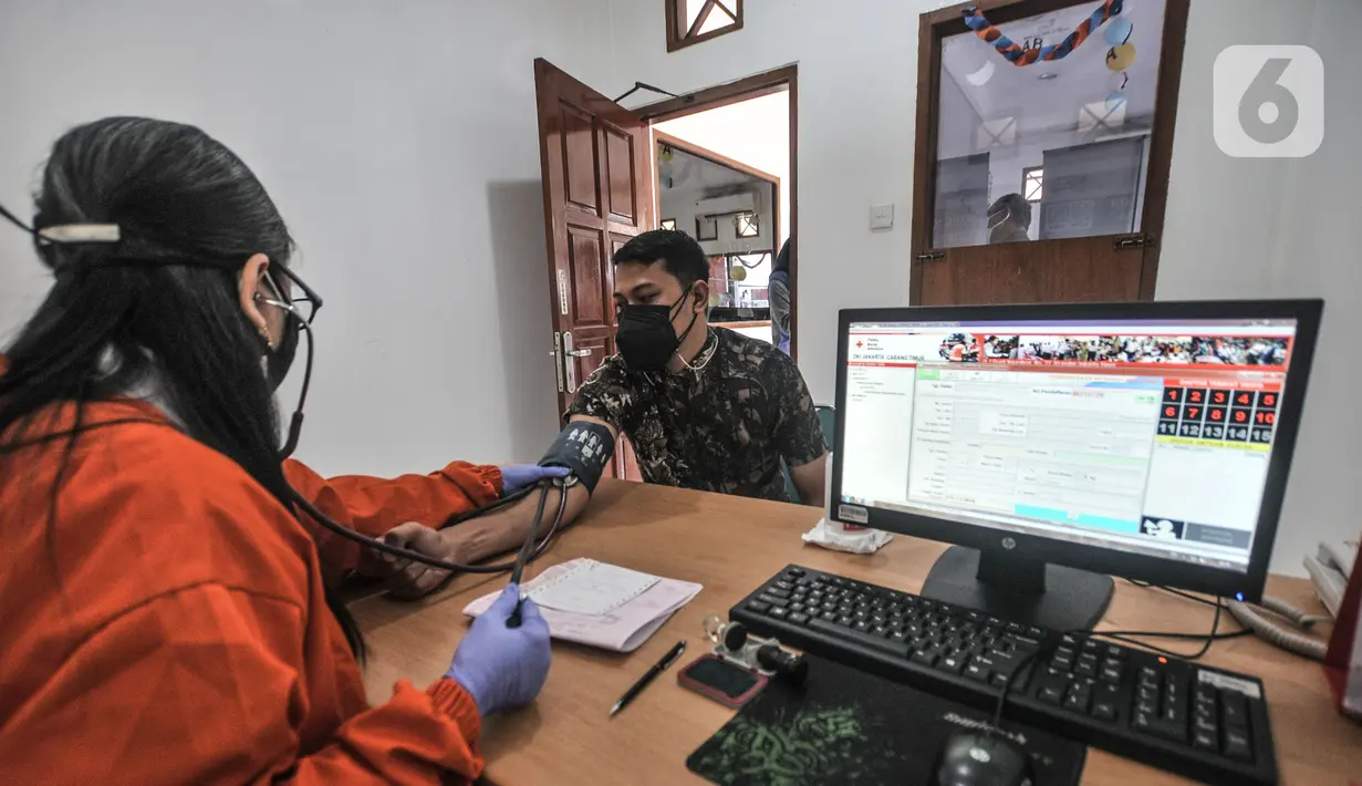 Dokter memeriksa kesehatan warga sebelum melakukan donor darah di Kantor PMI Jakarta Timur, Rabu (28/7/2021). Tiap harinya, PMI Jakarta Timur melayani 20-30 pendonor darah meski jumlah menurun akibat pandemi COVID-19 ditambah keterbatasan akses warga saat PPKM. (merdeka.com/Iqbal S. Nugroho)