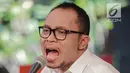 Aksi Menteri Ketenagakerjaan M. Hanif Dhakiri saat menyanyikan sebuah lagu saat hadir menjadi bintang tamu dalam acara KLY Lounge di Gedung KLY, Gondangdia, Jakarta, Jumat (5/10). (Liputan6.com/Faizal Fanani)
