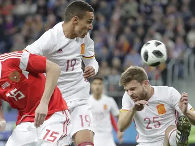 Pemain Rusia, Aleksei Miranchuk (kiri) berebut bola dengan pemain Spanyol, Rodrigo dan Asier Illarramendi pada laga persahabatan di St.Petersburg, Russia, (14/11/2017). Spanyol bermain imbang 3-3 lawan Rusia. (AP/Dmitri Lovetsky)