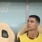 Cristiano Ronaldo duduk di bangku cadangan selama pertandingan sepak bola babak 16 besar Piala Dunia 2022 antara Portugal dan Swiss di Stadion Lusail, Lusail, Qatar, Selasa (6/12/2022). Posisi CR7 sebagai starter digantikan oleh penyerang Benfica, Goncalo Ramos. (PATRICIA DE MELO MOREIRA / AFP)