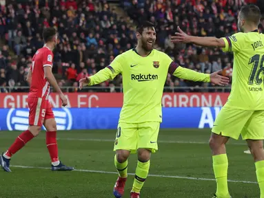 Striker Barcelona, Lionel Messi, melakukan selebrasi usai mencetak gol ke gawang Girona pada laga La Liga di Stadion Montilivi, Minggu (27/1). Barcelona menang 2-0 atas Girona. (AP/Manu Fernandez)
