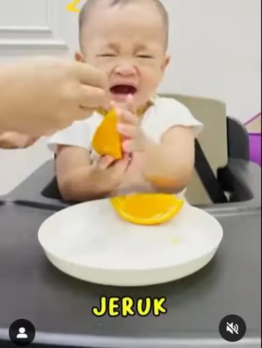 Usai menikmati nasi dengan sup daging, bayi yang biasa disapa Cipung ini pun diberi buah jeruk, ia pun kaget dengan rasanya yang asam. (Foto: Instagram/@raffinagita1717)