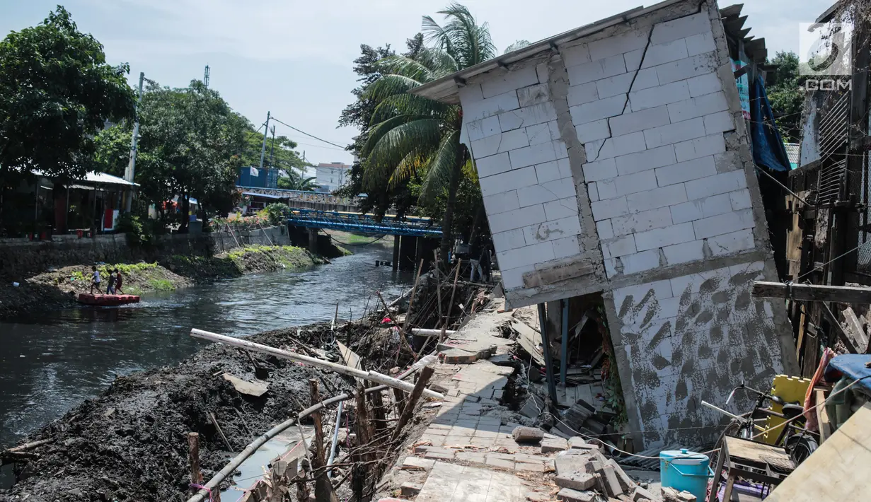 Sejumlah rumah hampir ambruk akibat amblesnya tanah di bantaran Anak Kali Ciliwung di Jalan Lodan Raya, Pademangan, Jakarta, Senin (19/11). Kondisi rumah saat ini membahayakan untuk ditinggali. (Liputan6.com/Faizal Fanani)