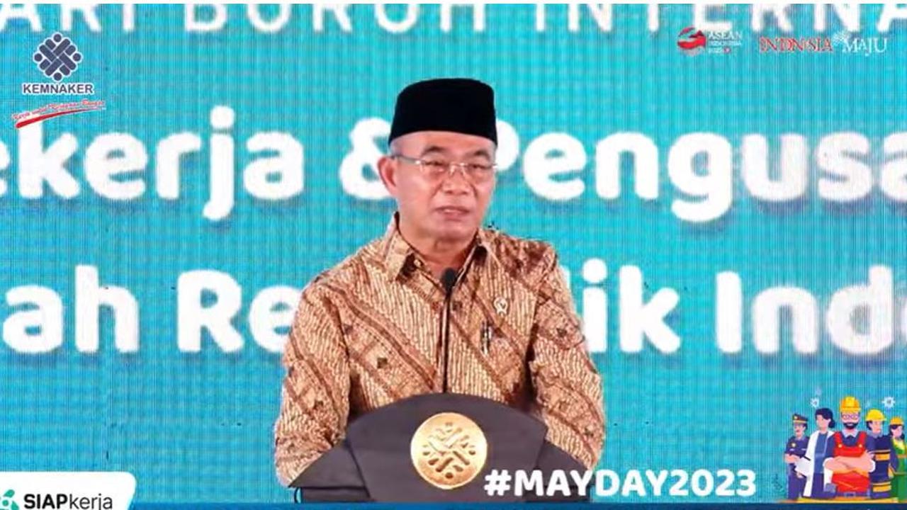 Menteri Koordinator Bidang Pemberdayaan Manusia dan Kebudayaan (Menko PMK) Muhadjir Effendy saat memberikan sambutan puncak perayaan Hari Buruh internasional, Senin (1/5/2023). (Foto: tangkapan layar/Kementerian Ketenagakerjaan)