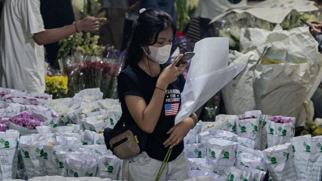 Tampak warga sibuk memilih bunga hias yang dijual di Pasar Rawa Belong, Jakarta, Selasa (9/4/2024). Foto: Liputan6.com / Angga Yuniar
